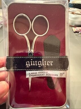 Ginger  Scissors with leather protector in a tin case  🐈‍⬛ 5”
